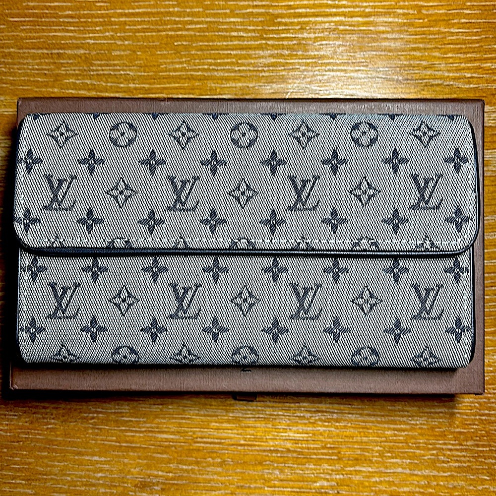 Louis Vuitton Mini Lim Denim Sarah Wallet in great condition.